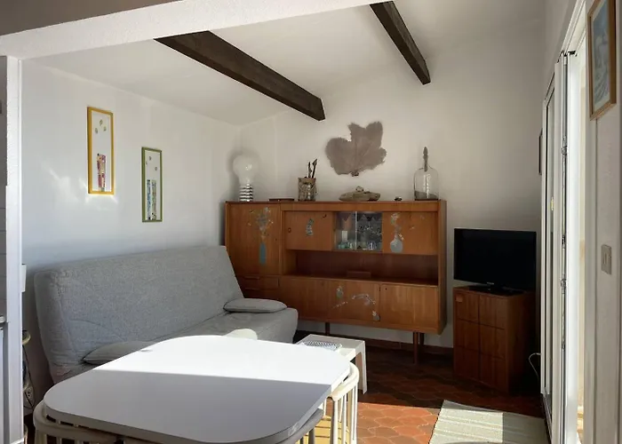 010 Agathes 151 Апартаменти *